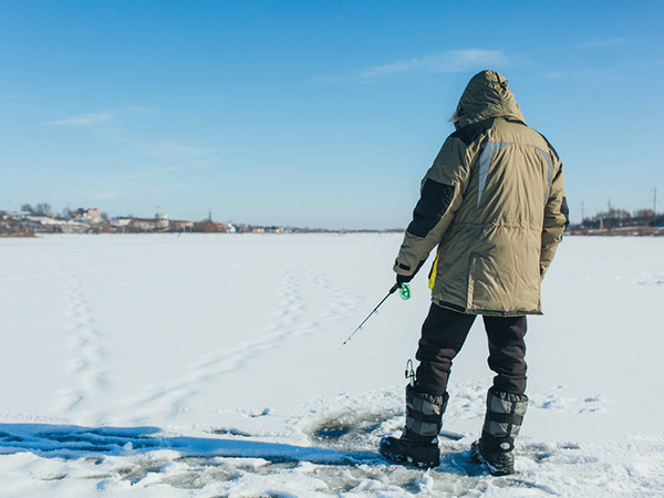 冬季钓鱼